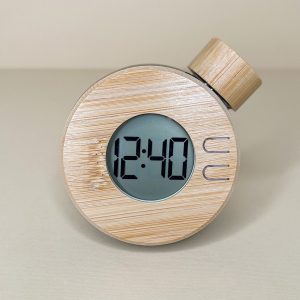 Orologio digitale da tavolo con display e dettagli in bamboo alimentato ad acqua